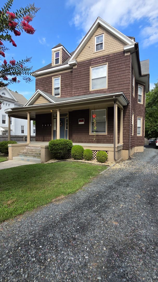 Building Photo - Charming First-Floor Apartment on Gorgeous Camden Ave!