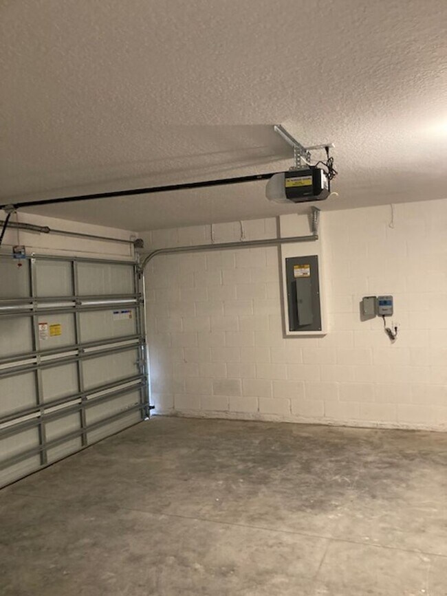 Building Photo - Like New 3/2/2 house with a screened in porch.