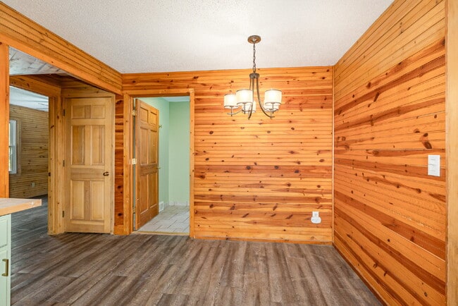 Building Photo - 3-Bedroom updated home on Salem Street $18...