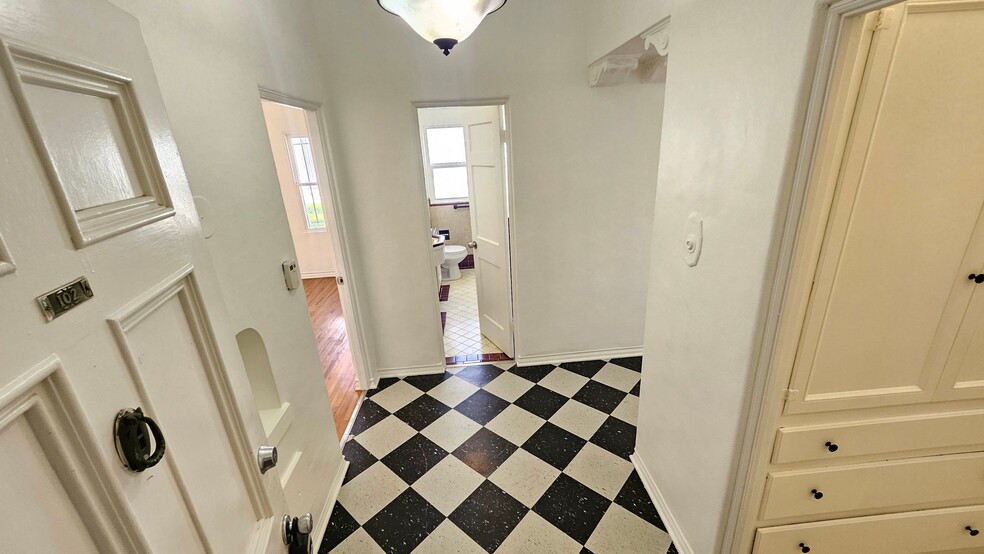 Building Photo - 355 Cochran Ave