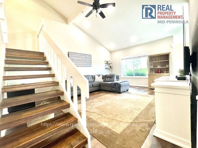 Building Photo - Stunning 2 Bedroom 1.5 Bathroom Waterfront Townhome in Foster City