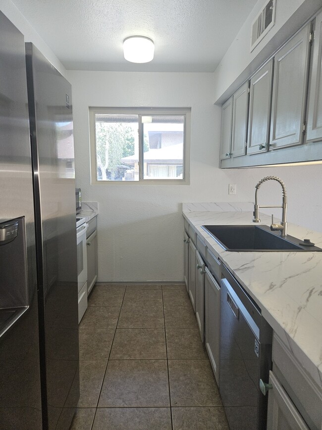 Building Photo - 3 bed 2 bath Townhome in Tempe