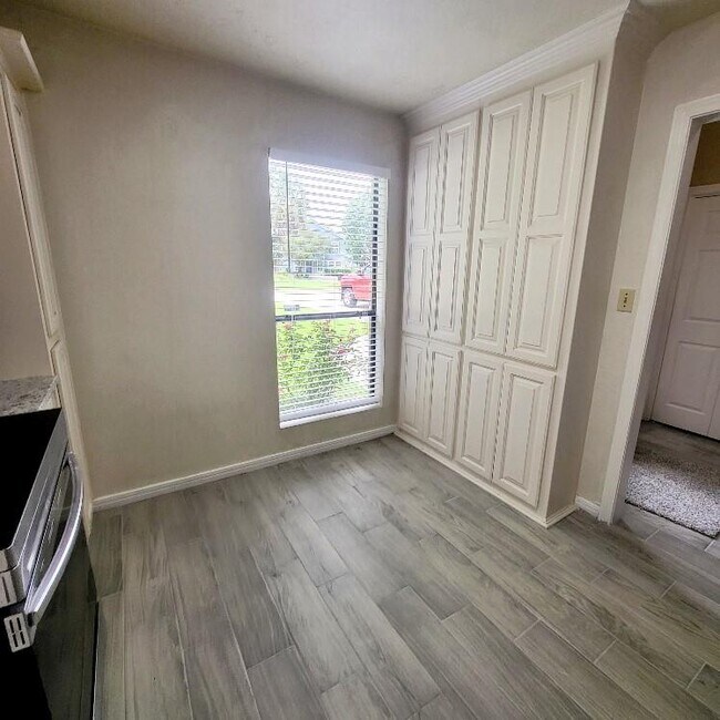 Building Photo - 16430 Clearwater Cir