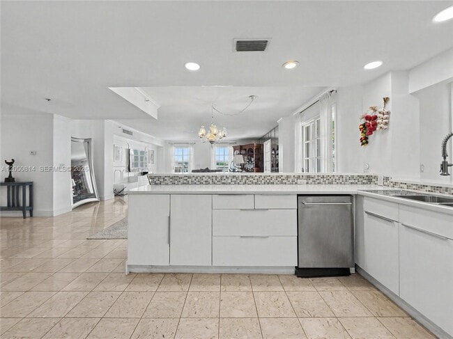 Building Photo - 2124 Fisher Island Dr
