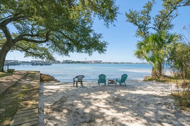 Building Photo - 214 Miracle Strip Pkwy SW