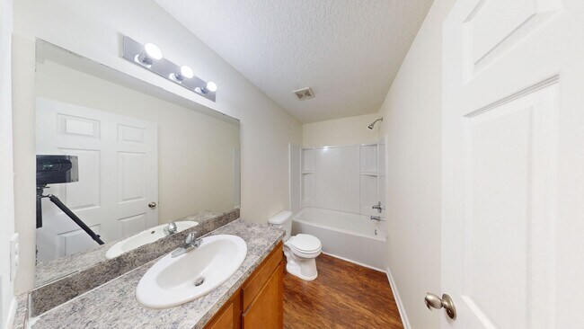Building Photo - 3BR/ 2.5BA TOWNHOME With Garage - Timmerma...