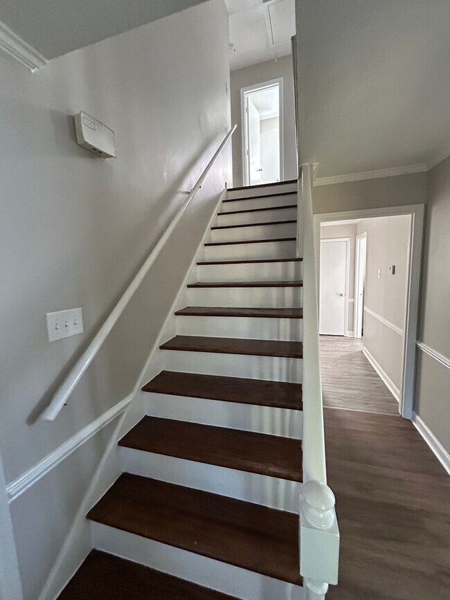 Building Photo - 733 Marlee Dr
