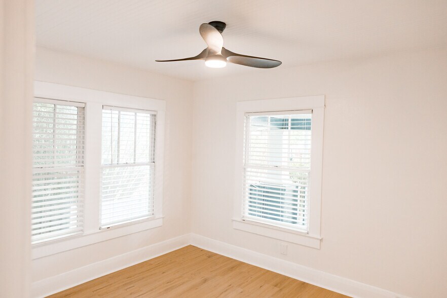 Building Photo - 902 W Columbus Dr