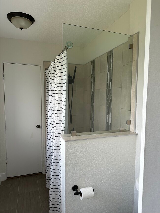 Guest bathroom shower/tub - 511 Lake Shore Dr