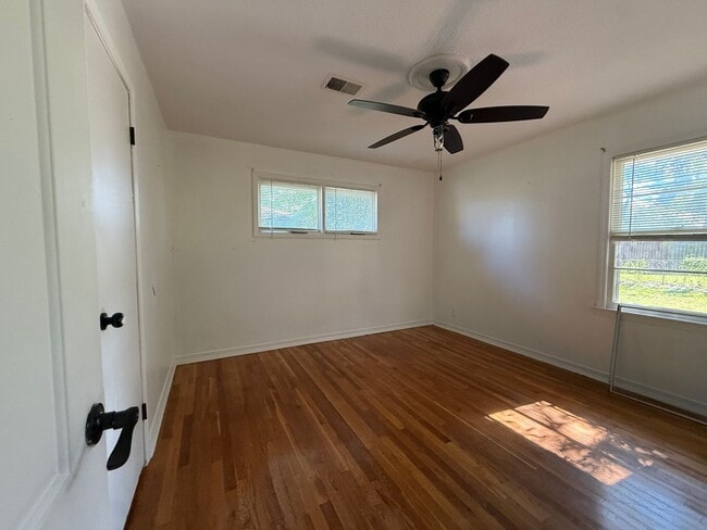 Building Photo - Now Available! Charming 3 Bedroom, 1 Bathroom Home in Muscle Shoals, AL