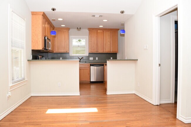 Building Photo - 2 Bedroom off Lake Austin Blvd!
