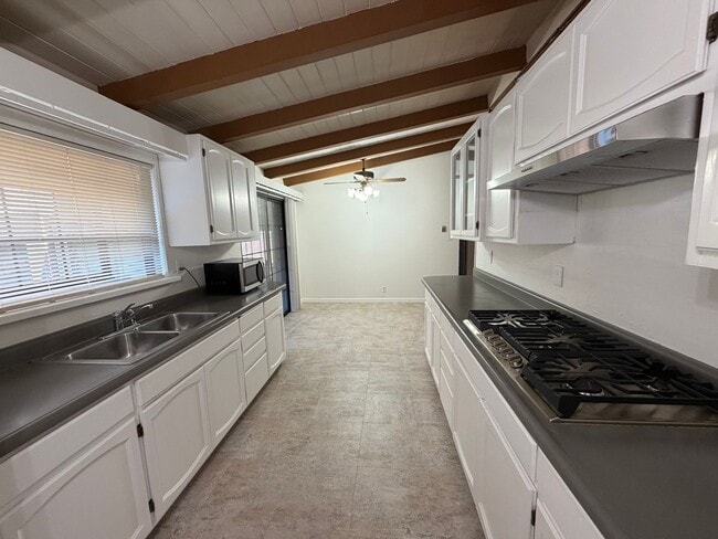 Building Photo - Welcome to this stunning 3 bedroom 2 bathroom home located in Fremont