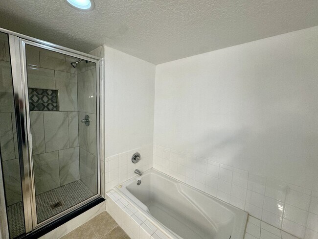 Building Photo - Fully renovated Townhome for Rent in Davenport, FL