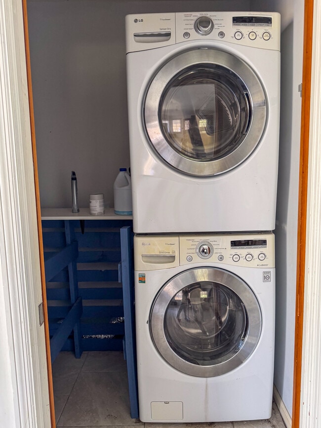 Building Photo - 9245 Summit Dr