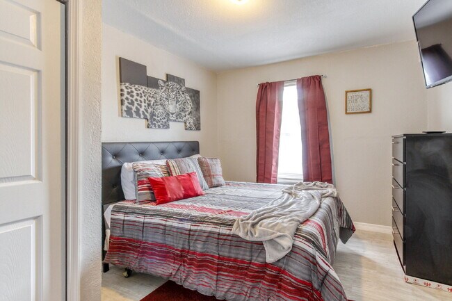 Building Photo - Beautifully Remodeled 3BR Duplex Near Parks, Schools & New Rec Center — Utilities Included. Secti...