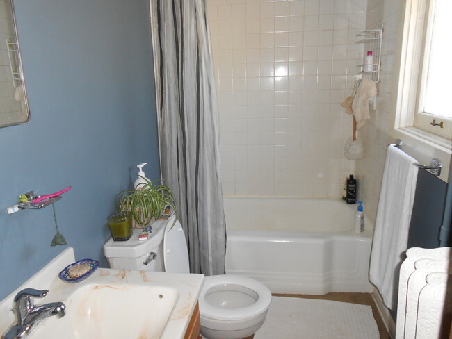 Building Photo - Charming 1 Bed/1 Bath Apartment in the Hea...