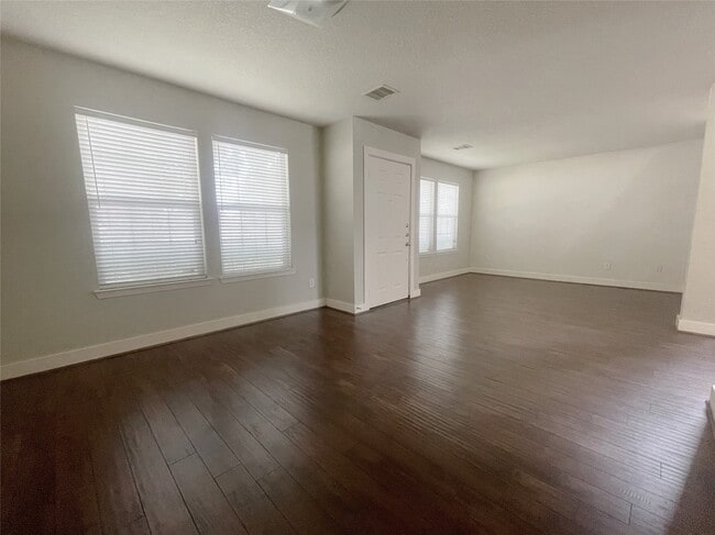 Building Photo - 20806 Settlers Lake Cir N