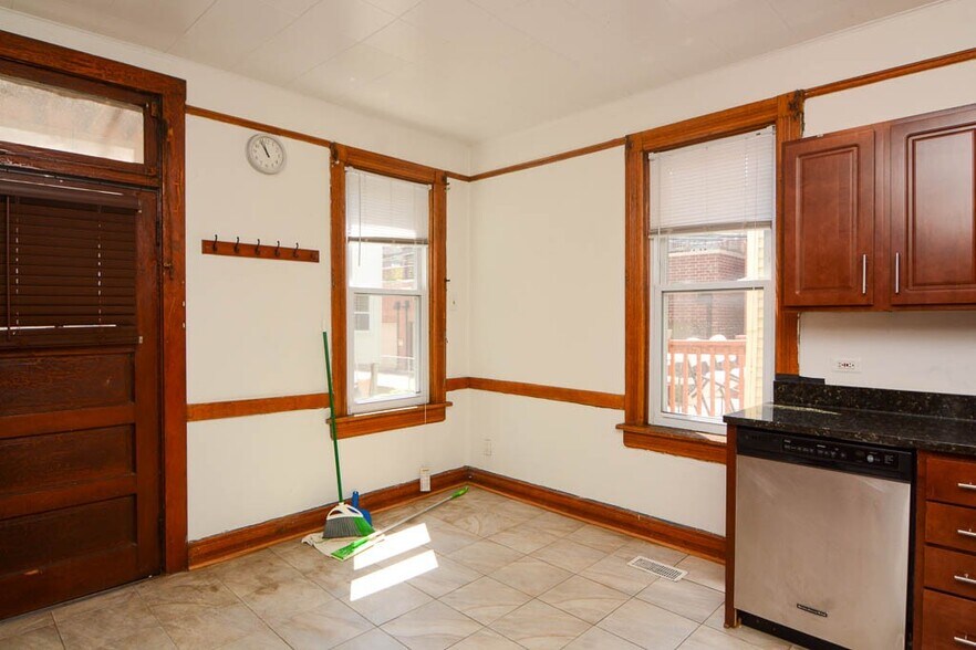 Building Photo - 2622 N Marshfield Ave