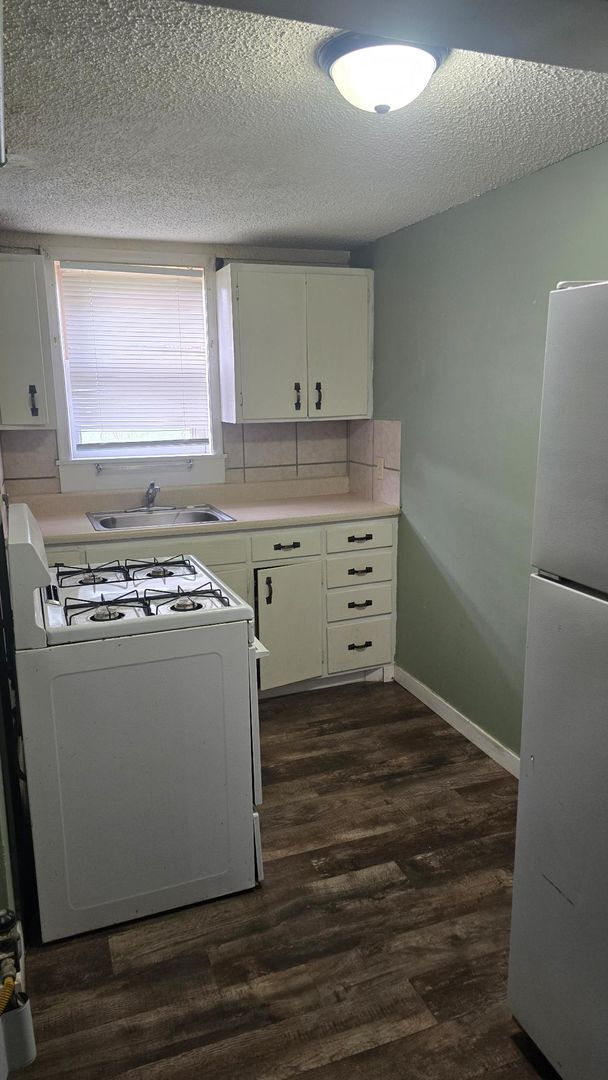 Building Photo - Charming 1-Bedroom Apartment in a Quaint Small Town!