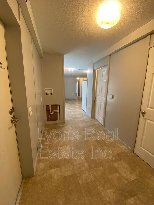 Building Photo - 8086 Heck Dr