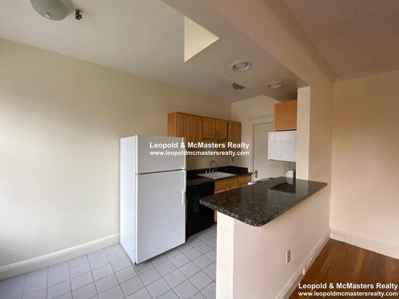 Building Photo - 131 Park Dr