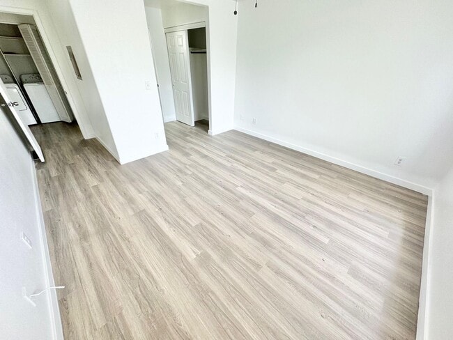 Building Photo - STUNNING 2 BEDROOM 2 BATH CONDO IN GATED C...