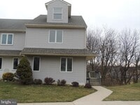 Building Photo - 404 Pinebrooke Cir