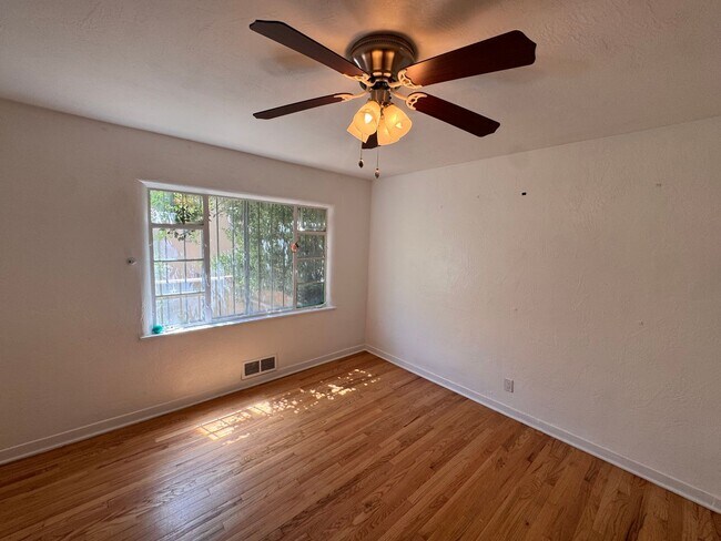 Building Photo - Beautiful home near UNM/CNM. 3 Bedroom 2 bath