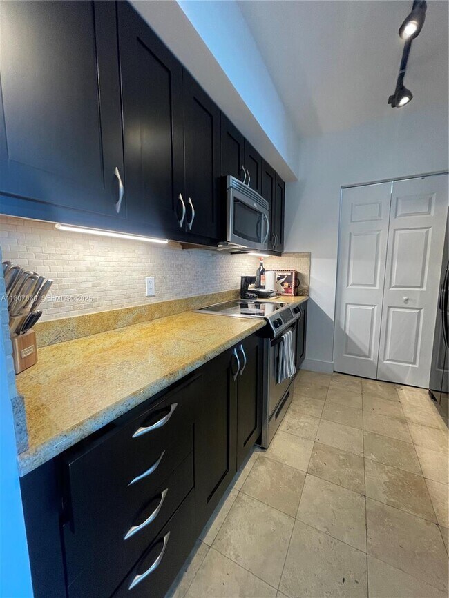 Building Photo - 1755 E Hallandale Beach Blvd