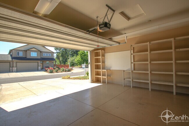 Building Photo - 10800 NE 104th Cir