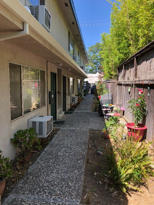 Building Photo - 2253 2nd Ave