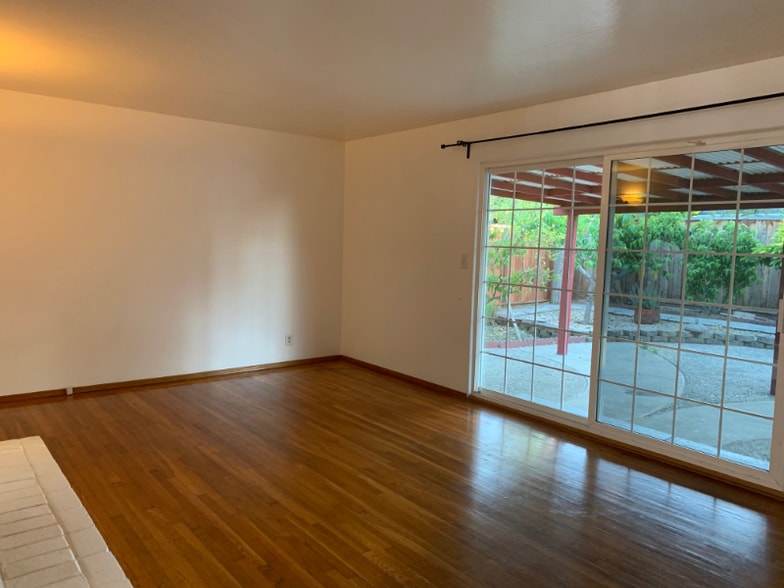 Building Photo - 315 N Abbott Ave