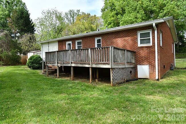 Building Photo - 266 Long St