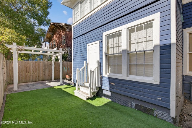 Building Photo - 310 W 10th St