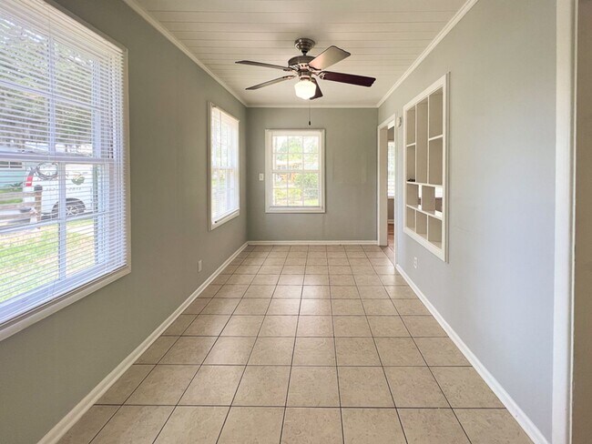 Building Photo - Pet Friendly 3BR/2BA Bungalow located in Gainesville Heights Available Mid-August!
