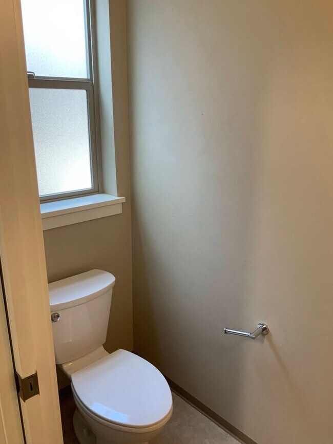 Building Photo - Move In Special!!  Close to Campus on 14th...