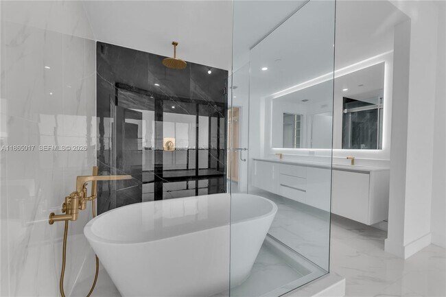 Building Photo - 700 NE 24th St