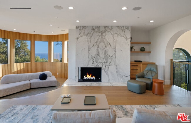 Building Photo - 7052 Dume Dr