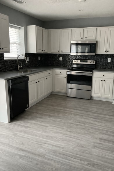 Building Photo - Room in House on Browns Mill Trail