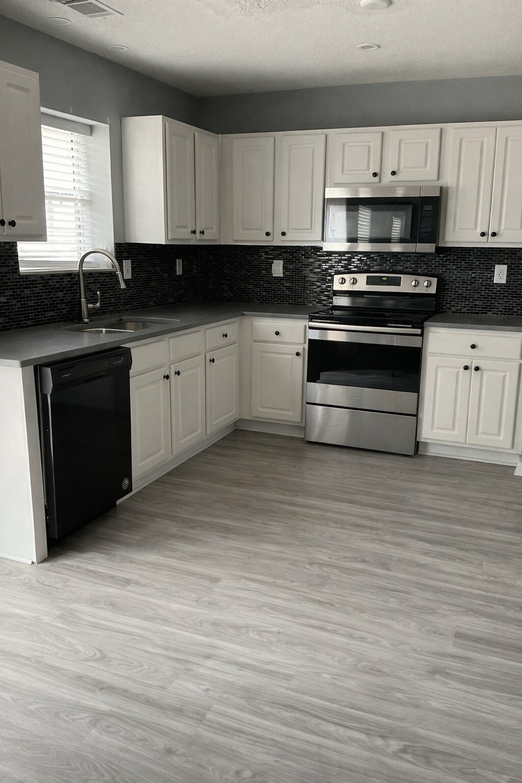 Building Photo - Room in House on Browns Mill Trail