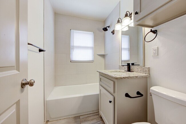 Building Photo - * * * $500 Move-In Special * * * Charming ...