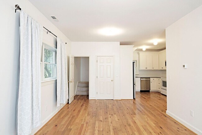 Building Photo - Charming Pet-Friendly Rental Near Pantops & Downtown
