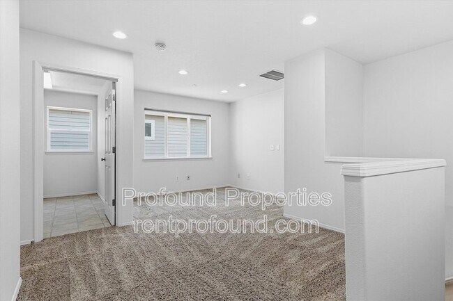 Building Photo - 1140 SE Tamango St