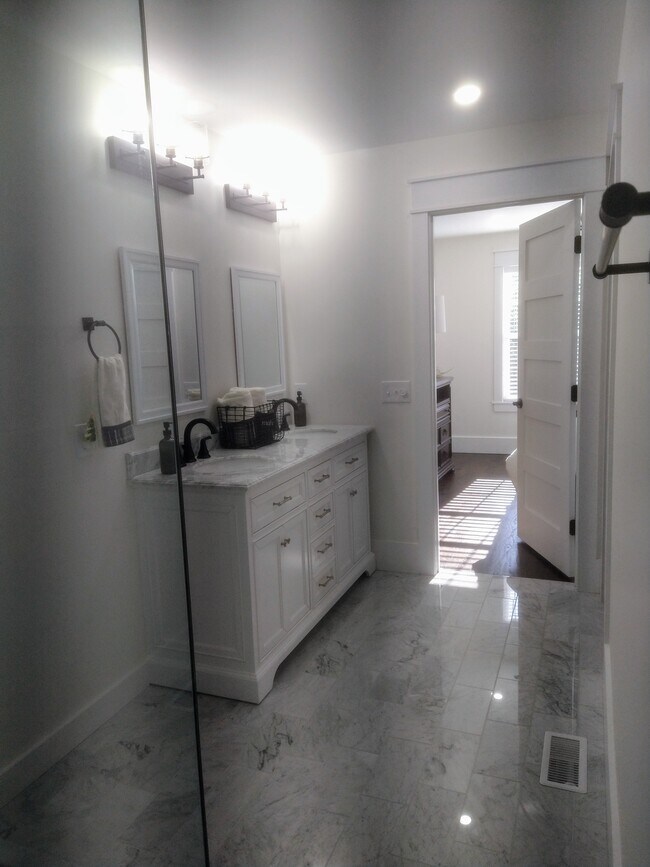 Building Photo - 63 Redwood Ln