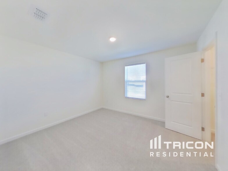Building Photo - 1066 Large Poppy Dr