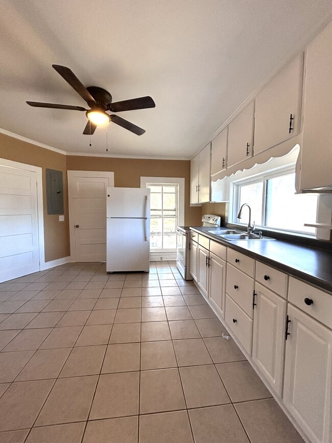 Building Photo - 216 Singleton Ave