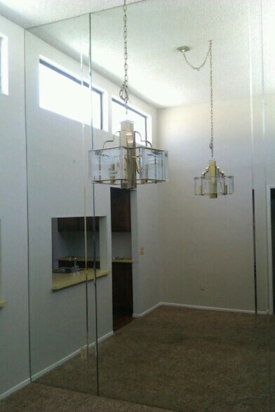 Building Photo - 47900 Oasis Ct