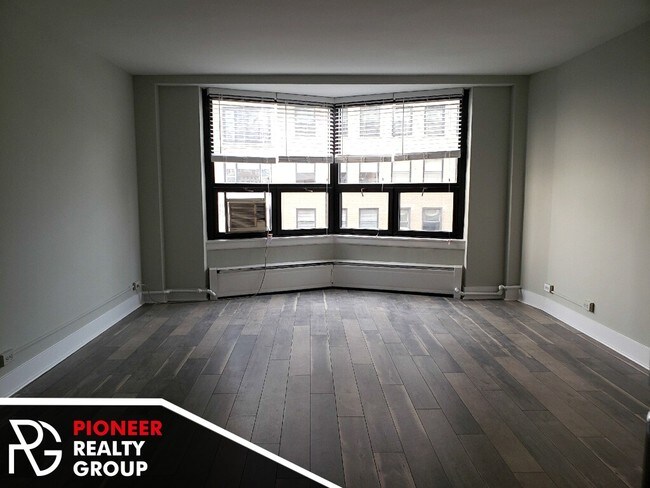 Building Photo - High rise in Lakeview East