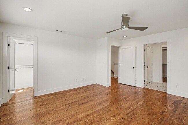 Building Photo - Downtown Views with Contemporary Comfort!