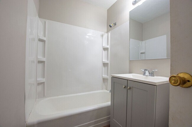 Building Photo - Cute 3 Bedroom / 1 Bath Home with Washer a...